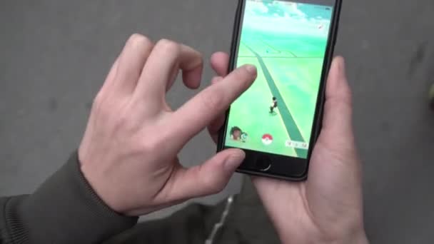 Pokemon εφαρμογή παιχνίδι πάει στο κινητό Smartphone — Αρχείο Βίντεο