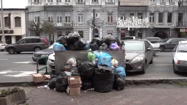 Prullenbak morsen uit overvolle Prullenbak op stad — Stockvideo