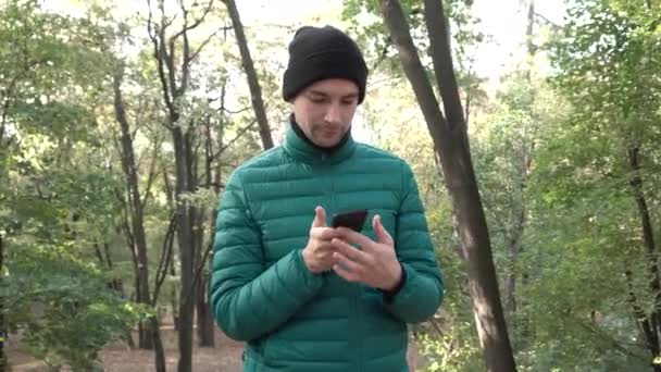 Slimme telefoon Man roepen op mobiele telefoon — Stockvideo