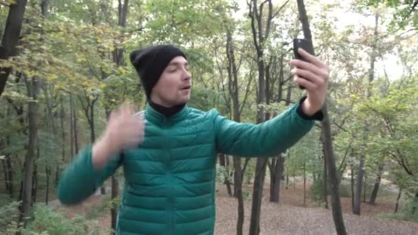 Uomo che si fa selfie — Video Stock