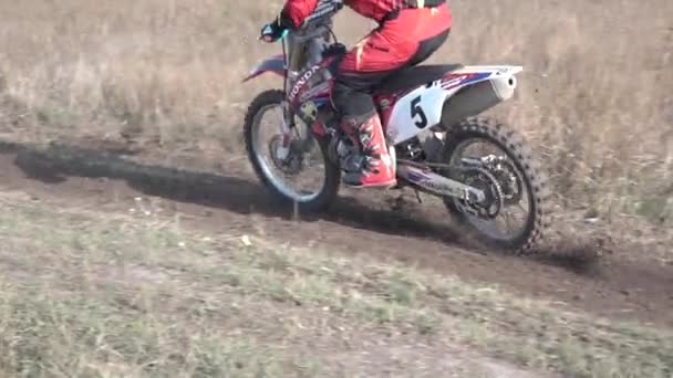 Motocross ryttare rider snabbt på motorväg — Stockvideo