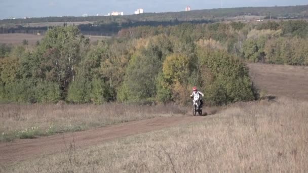 Motocrossförare klättrar kullen i hög hastighet — Stockvideo