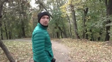 Adam görünüyor etrafında ve korkuyor