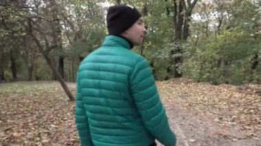 Adam gider ve döner