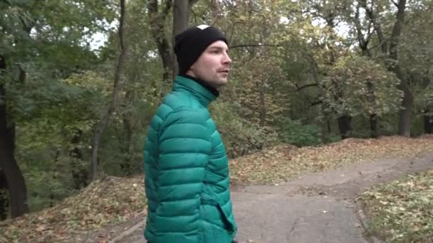 Hombre asustado y huyendo en el bosque — Vídeos de Stock