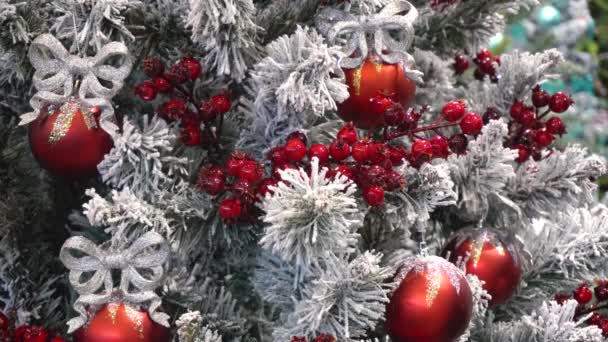 Gros plan de la boule de Noël rouge sur la branche d'arbre — Video