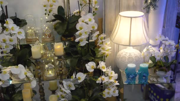 Feestelijke interieur met Lamp en orchideeën — Stockvideo