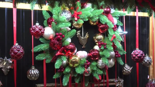 Couronne Noël Décorée Avec Des Boules Rouges Une Figure Coq — Video