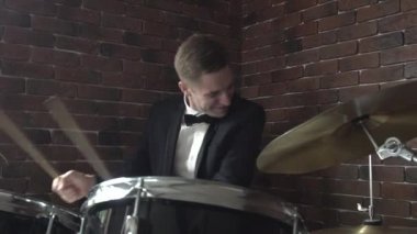 Davul Çalma elbiseli bir adam