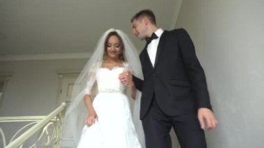 Gelin ve damat merdivenlerden aşağı