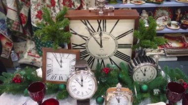 Göstermek pek çok saat 11:55