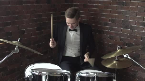 Bonito homem de terno tocando bateria — Vídeo de Stock