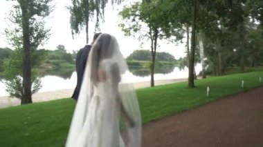 Gelin ve damat el ele tutuşarak yolda sürme