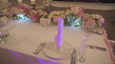 Restoran masa dekorasyonu çiçekli