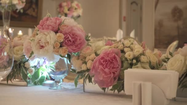 Bir düğünde bir masaya çiçek demetleri — Stok video