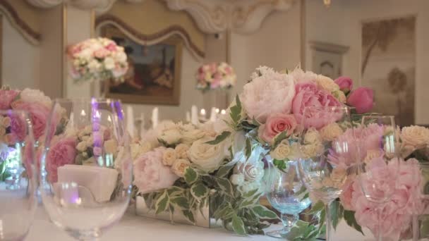 Bukiety kwiatów w wazonach na stole — Wideo stockowe