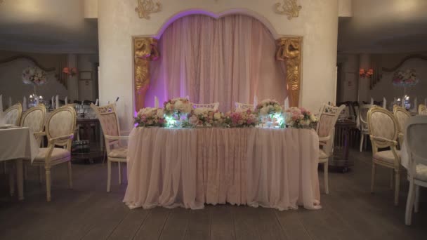 Casamento mesa decoração flores restaurante — Vídeo de Stock