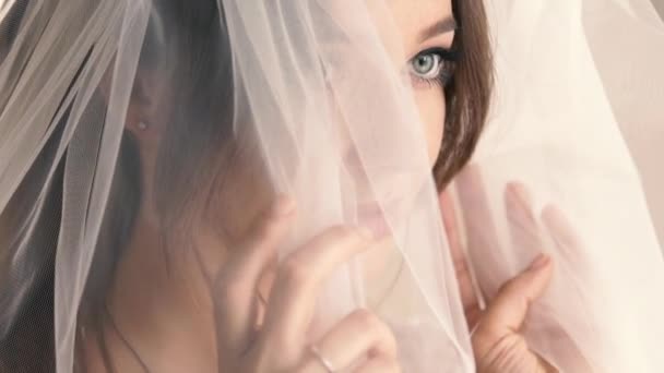Voile de mariée portrait couvrant son visage souriant — Video