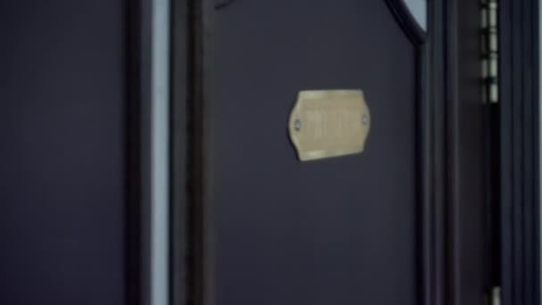 Schild an der Tür eines privaten — Stockvideo