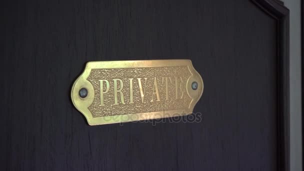 Privates Schild an Tür — Stockvideo