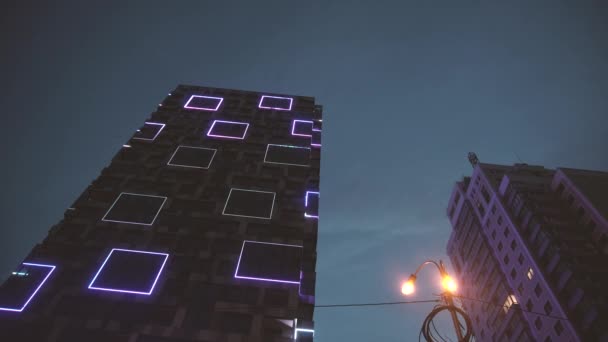 Increíble espectáculo iluminativo que sucede en rascacielos — Vídeo de stock