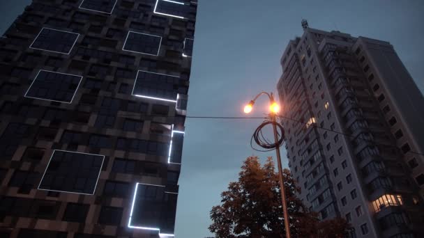 Освещенные квадраты фонарями на небоскреб — стоковое видео