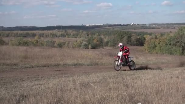 Racer monta uma motocicleta na estrada — Vídeo de Stock