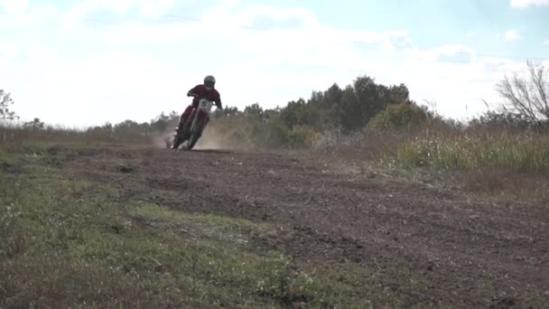 Pasa la cámara en cámara lenta en Rider Rides — Vídeos de Stock