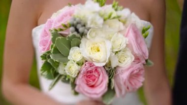 Gelinin ellerinde buket