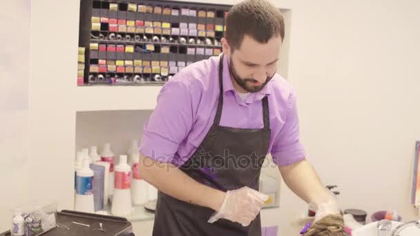 Peluquería masculina Lavar la cabeza chica en un salón — Vídeo de stock