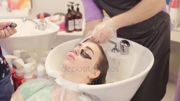 Coiffeur lavage cheveux blonde fille — Video