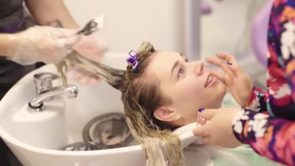 Fille dans un salon de beauté tête de lavage — Video