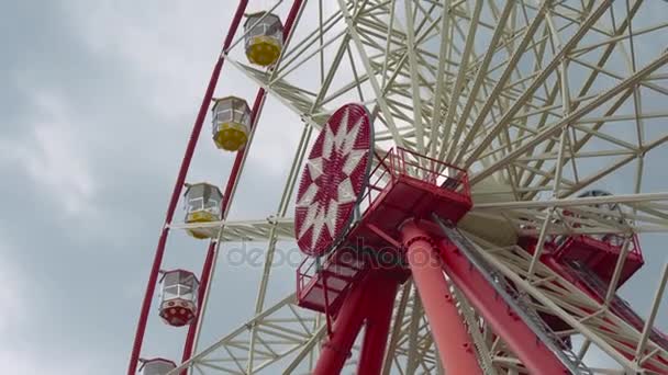 Ferris rueda alegría cielo nubes parque de atracciones — Vídeo de stock