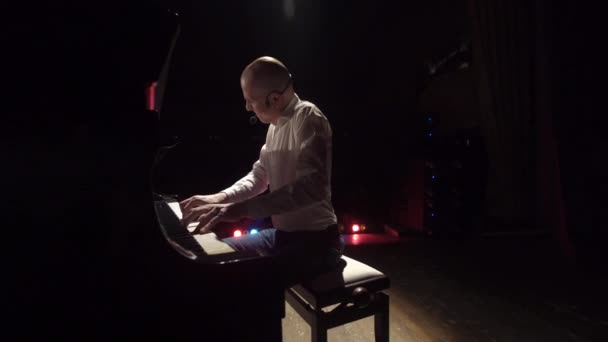 ピアノを弾く男性ピアニスト — ストック動画