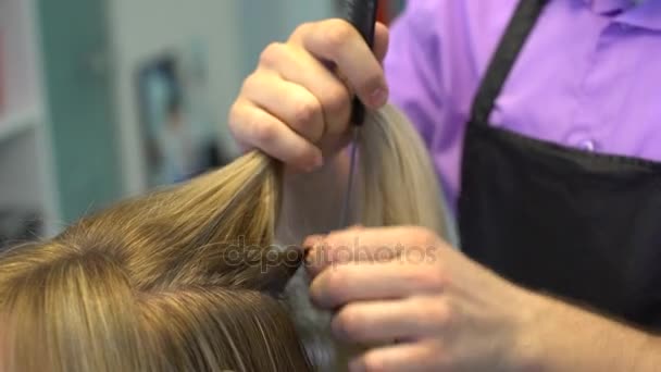 Barbeiro compartilhado cabelos longos em Strands e facadas — Vídeo de Stock