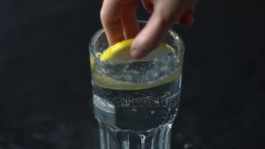 El bir dilim limon bir bardak su alır.