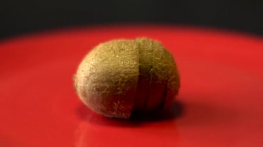 Bir bıçak ile bir kivi Dilimleme el, yakın çekim,