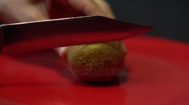 Bir bıçak ile bir kivi Dilimleme el, yakın çekim,