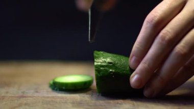 Şef bir salatalık Closeup ağır çekim doğrama