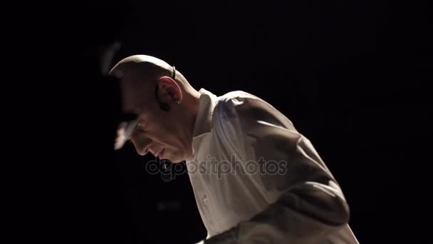 Hombre tocando el piano en el escenario — Vídeo de stock