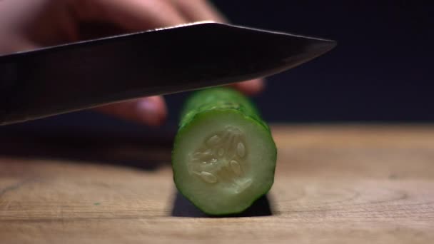 Mulher cortando pepino — Vídeo de Stock