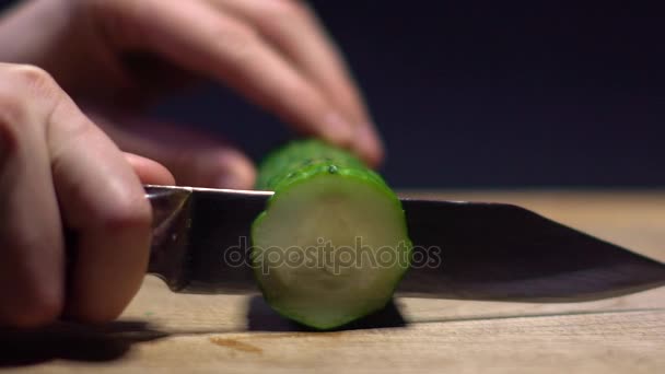 Cortar pepinos en la cocina . — Vídeos de Stock