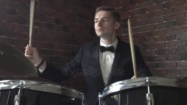 Stüdyoda davul çalan adam.