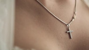 Bir zincir asılı elmas ile çapraz