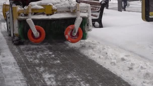 Fechar de ferro Snowplow empurrando uma neve para fora — Vídeo de Stock