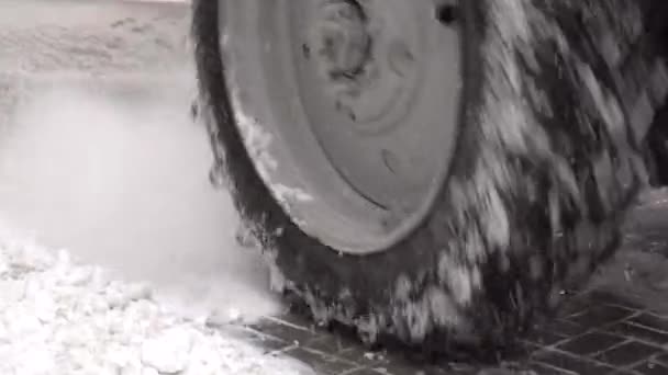 Close-Up van sneeuw Machine reinigt sneeuw — Stockvideo