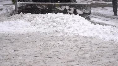 insanlar kar üzerinde gider