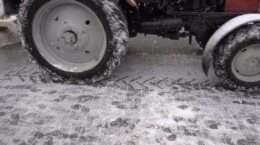 Kar makinesi Rides üzerinde sokak ağır çekim