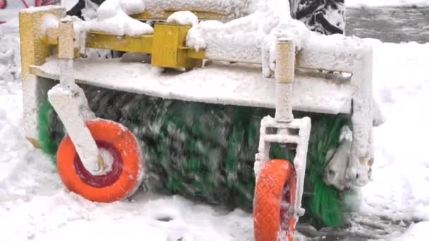 Pędzel usuwania śniegu maszyny zbliżenie zwolnionym tempie — Wideo stockowe
