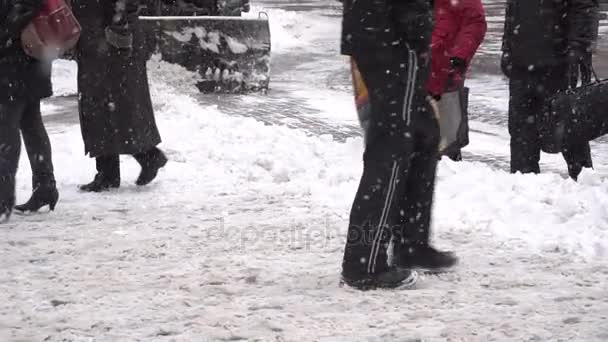 La gente va en la nieve en un día de invierno — Vídeos de Stock